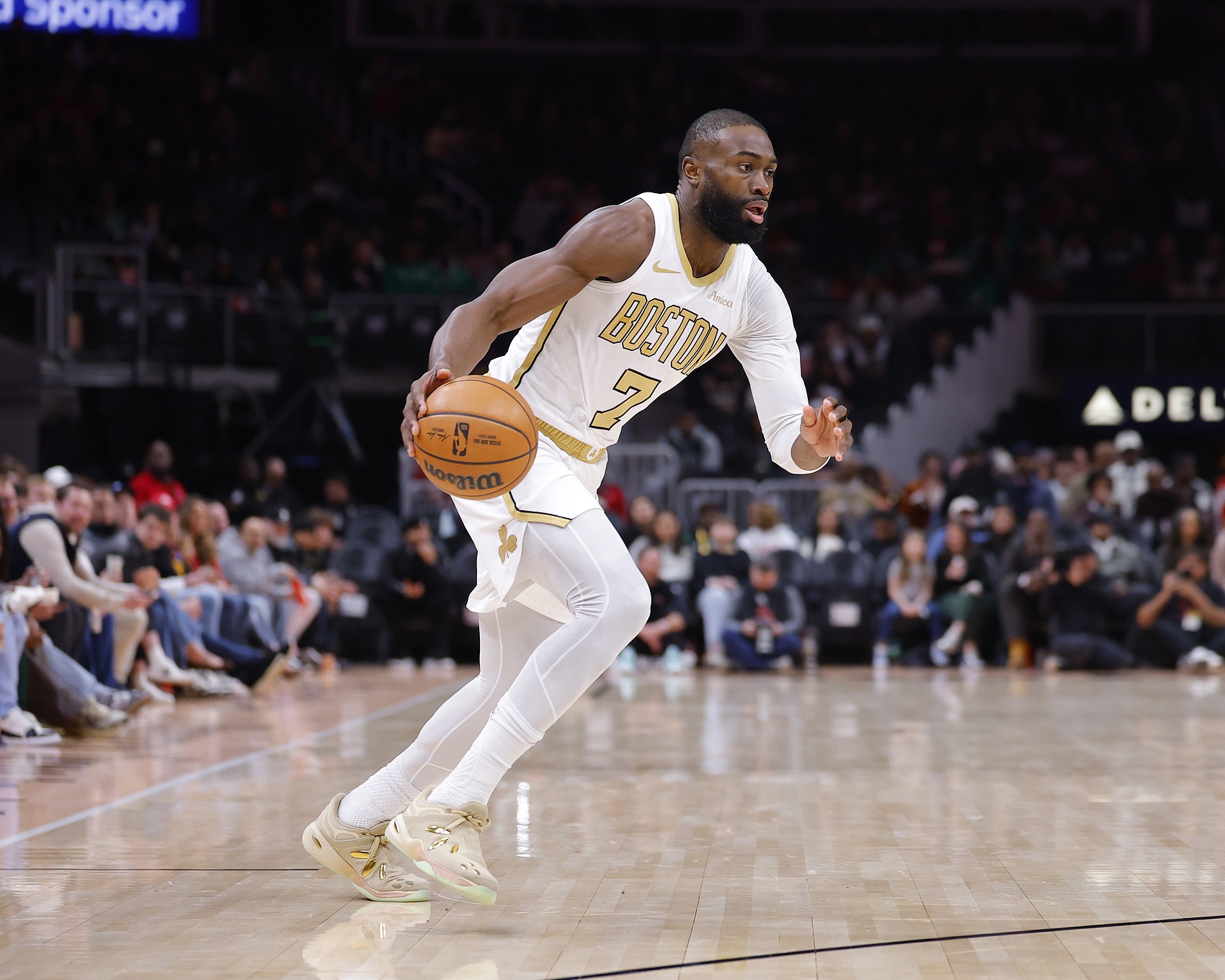 Kaiyun网页版-稍微出出汗！杰伦·布朗17中8拿到20分 另有8板5助4断&amp;三分3中1