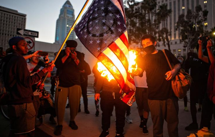 美国传来爆炸性丑闻！特朗普最担心的事情发生了，这下脸丢尽了